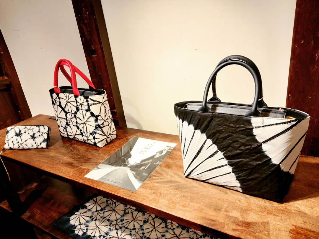 革を絞る「くくる」