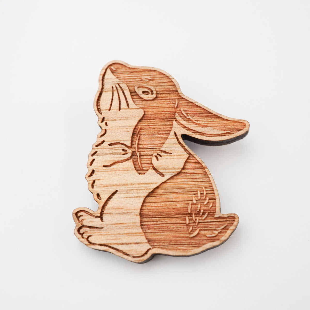 -木tch- ブローチ:grooming rabbit(毛づくろい中)