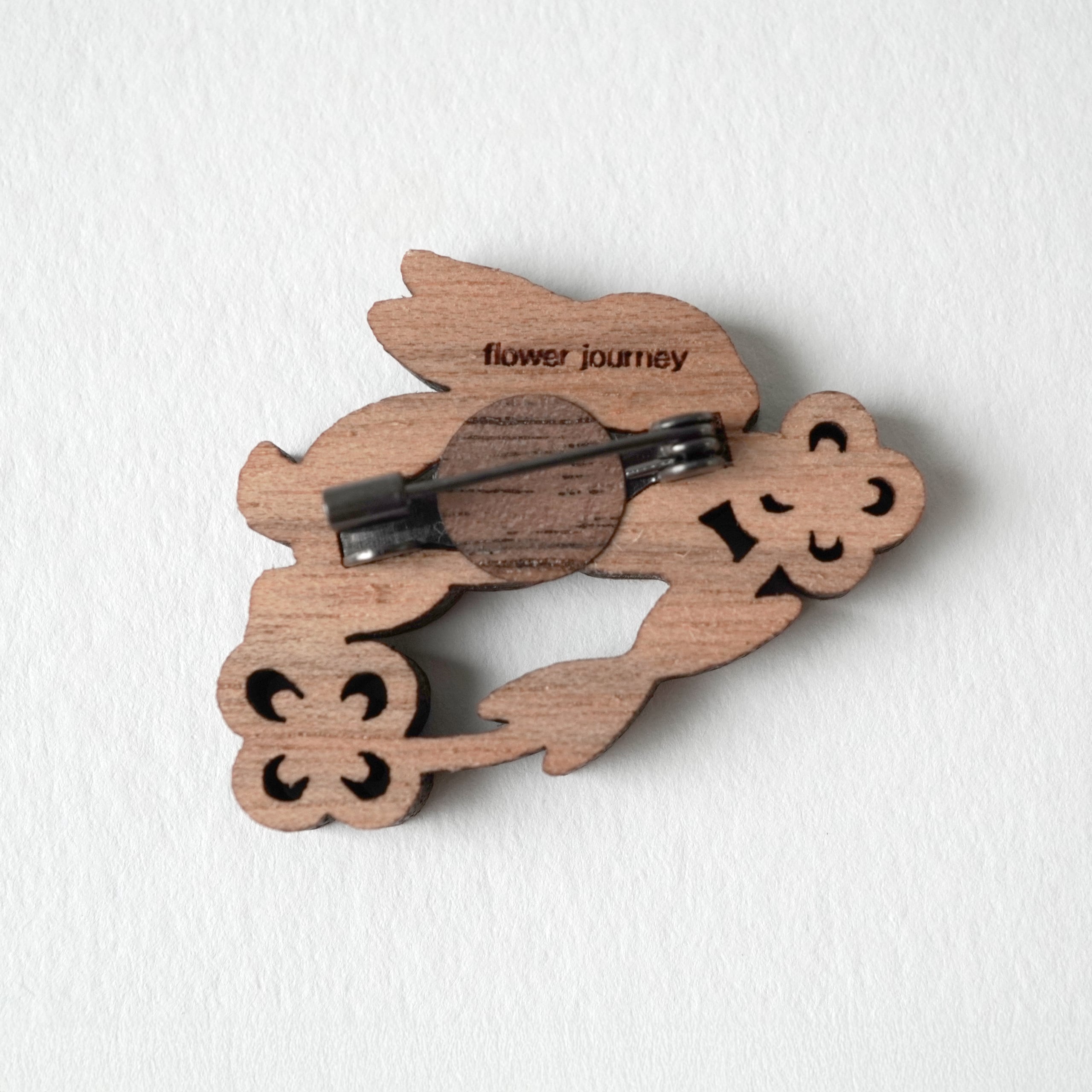 -木tch- ブローチ：flower journey（花の旅うさぎ）