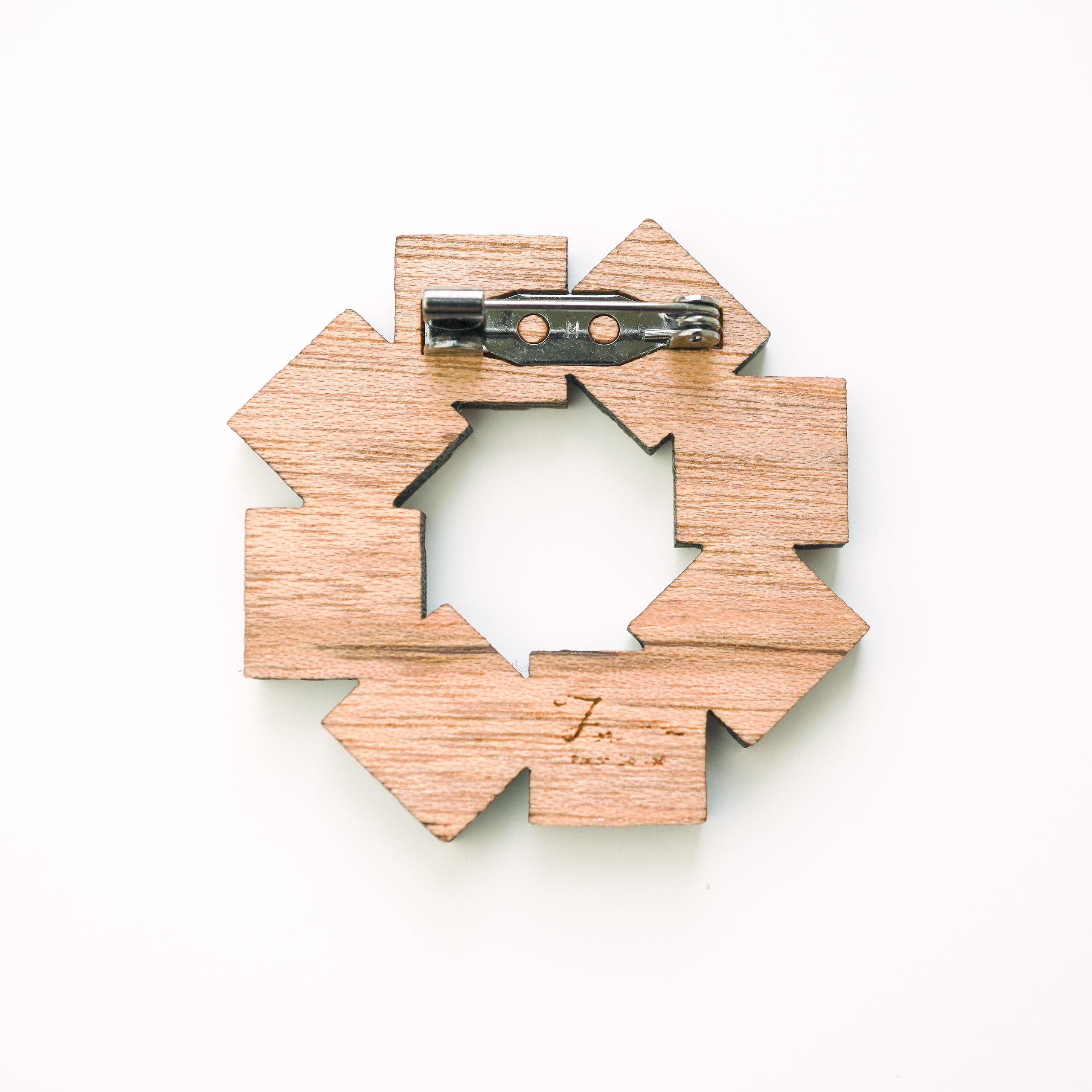 -木tch- ブローチ：pin ups（ピンナップス）