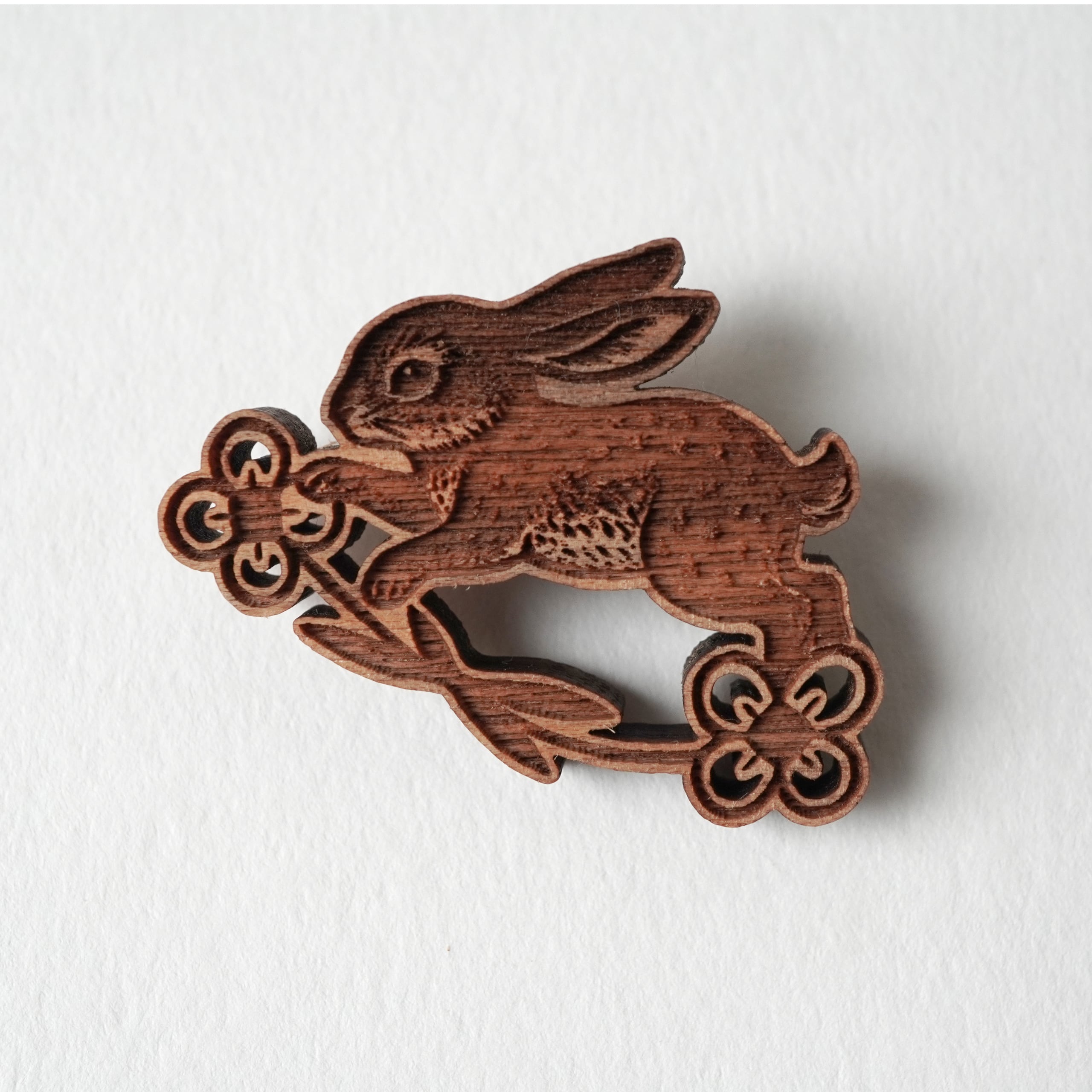 -木tch- ブローチ：flower journey（花の旅うさぎ）