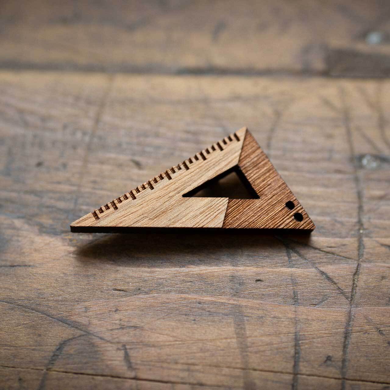 -木tch- ブローチ：set square（三角定規）