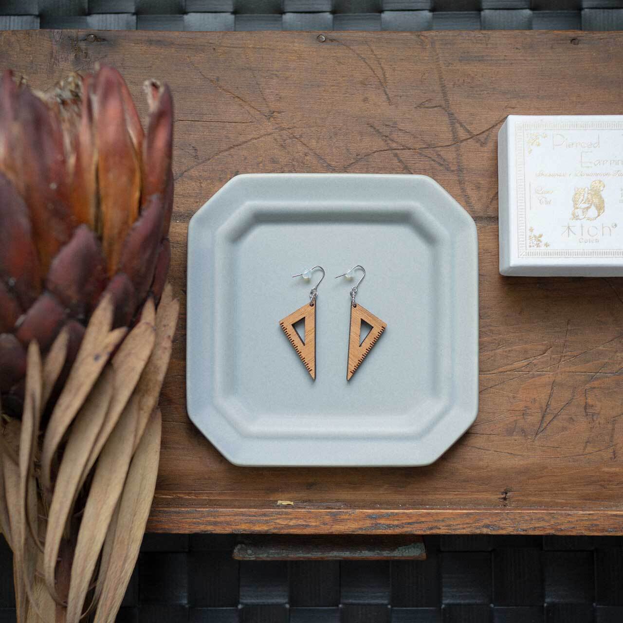 -木tch-ピアス　ハング：set square （三角定規）