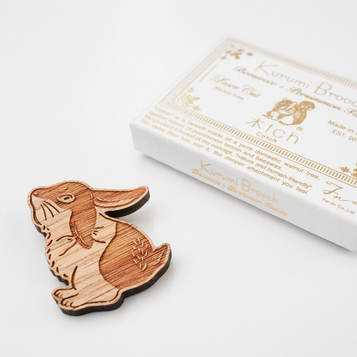 -木tch- ブローチ：grooming rabbit(毛づくろい中)