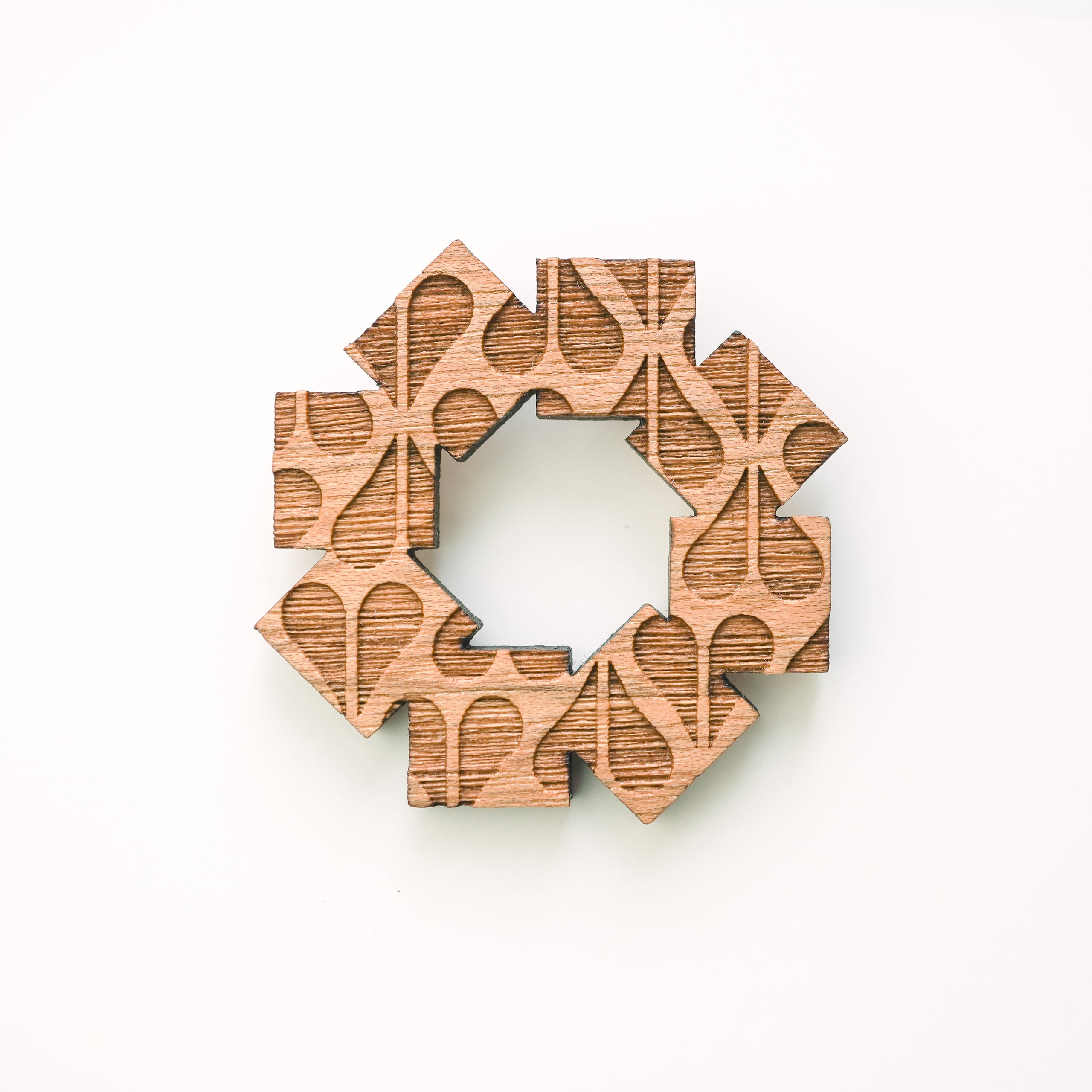 -木tch- ブローチ：pin ups（ピンナップス）