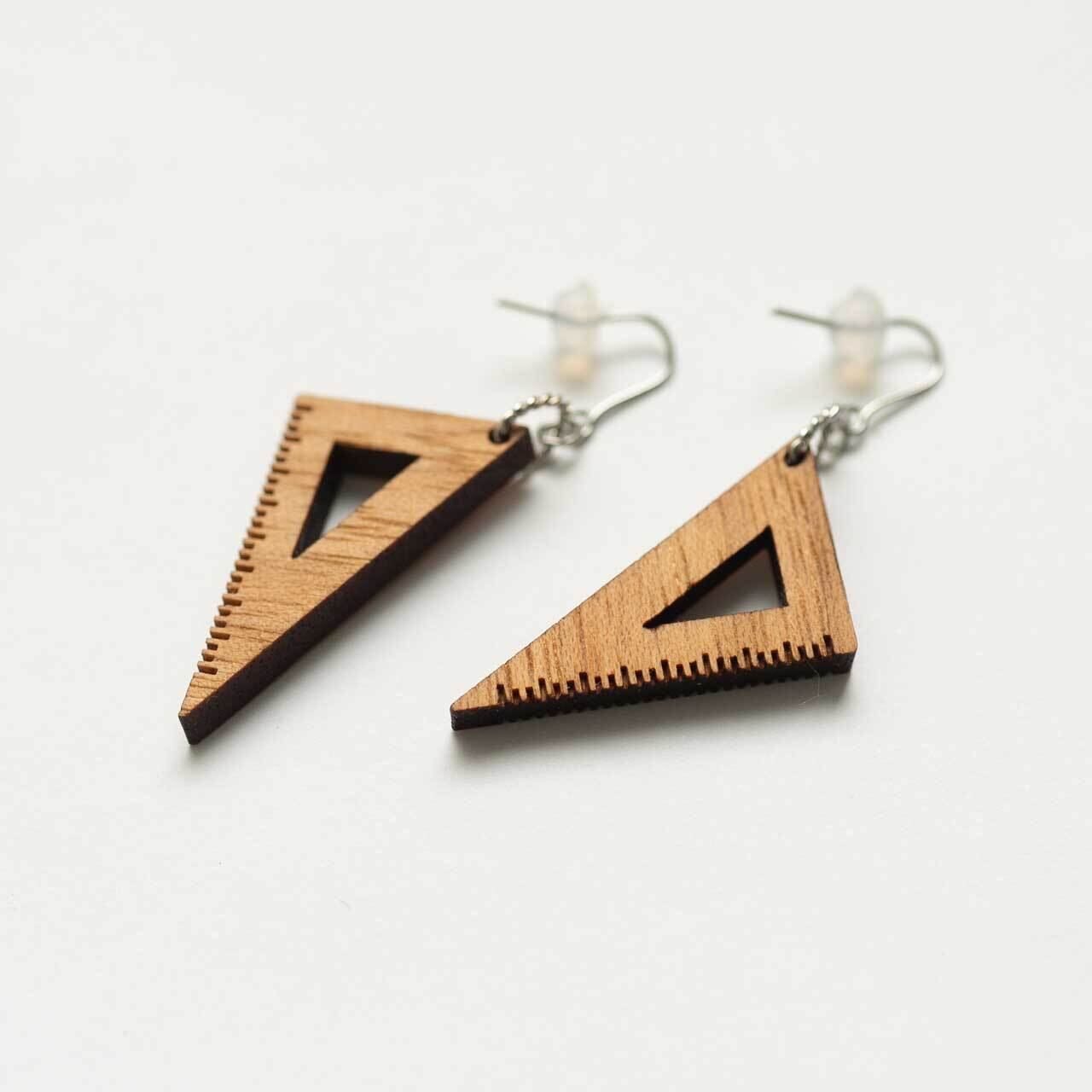 -木tch-ピアス　ハング：set square （三角定規）